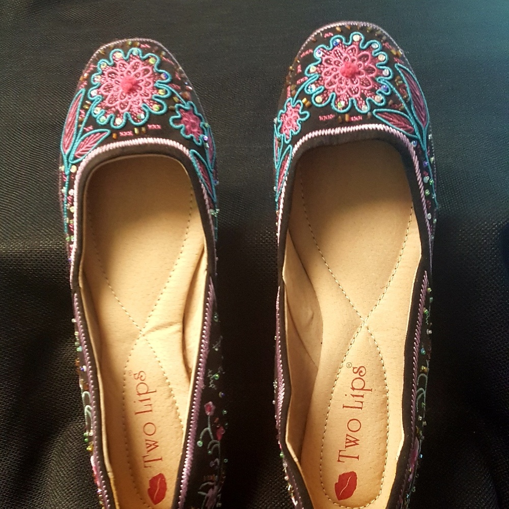Two Lips  Sari Flats